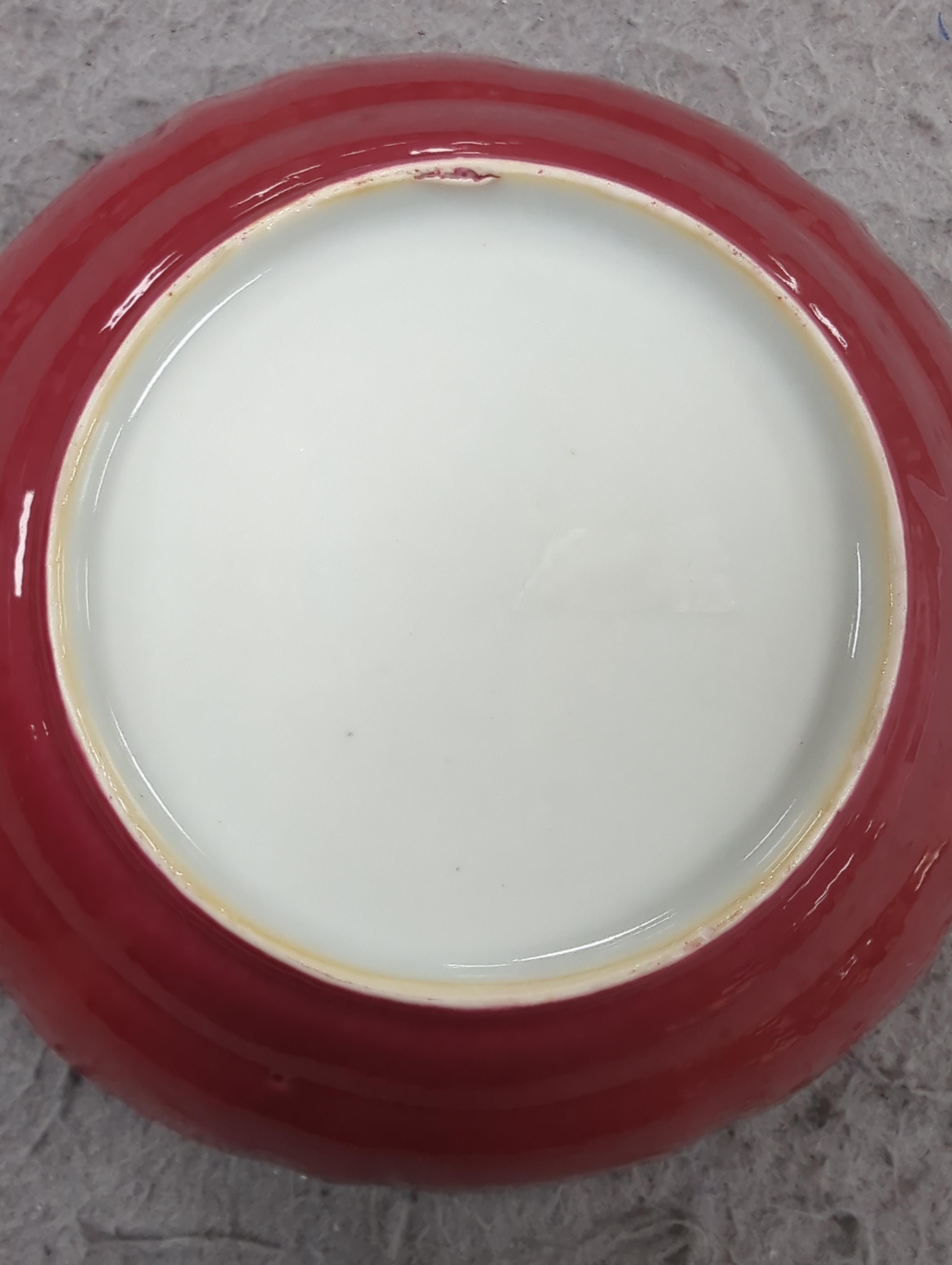 A pair of Chinese famille rose dishes, 12.5cm diameter